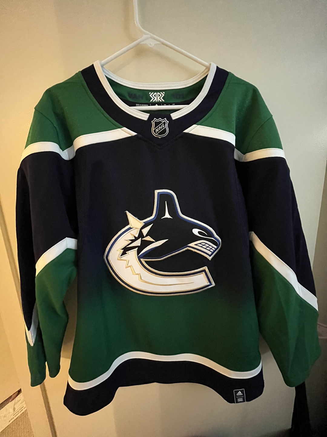 BNWT Canucks Reverse Retro Jersey thumbnail