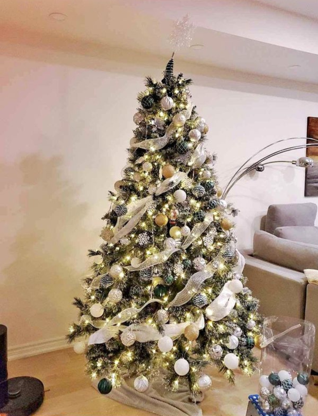 Chasmere pre lit Christmas tree