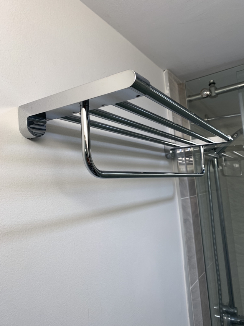 Polished chrome towel shelf with towel bar - photo 2