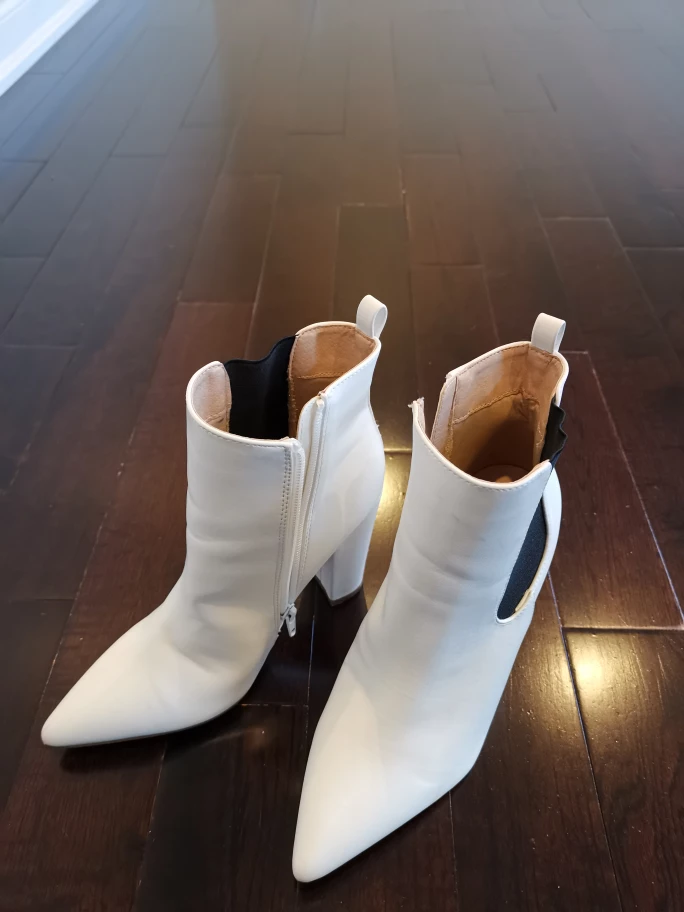 Olivia Ferguson White Boots thumbnail