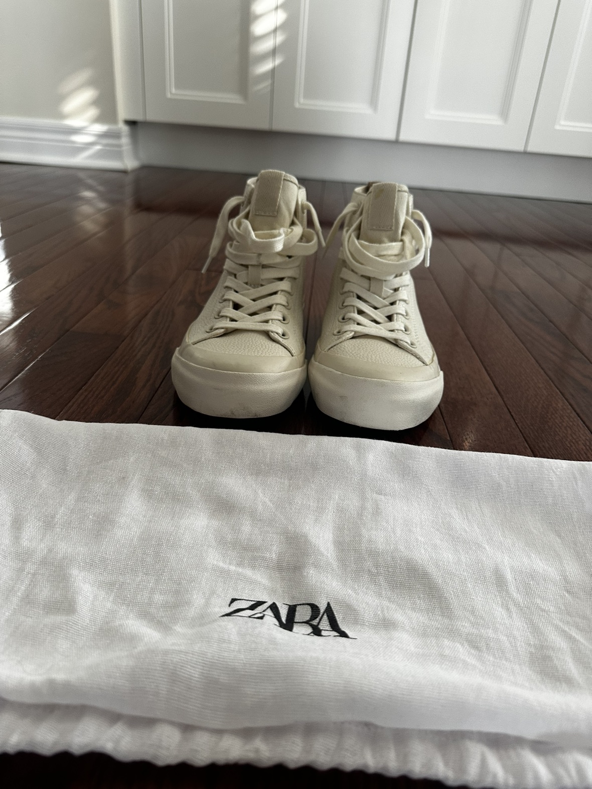 WORN ONCE Size 8-9 high top Sneakers with dust bag - photo 2
