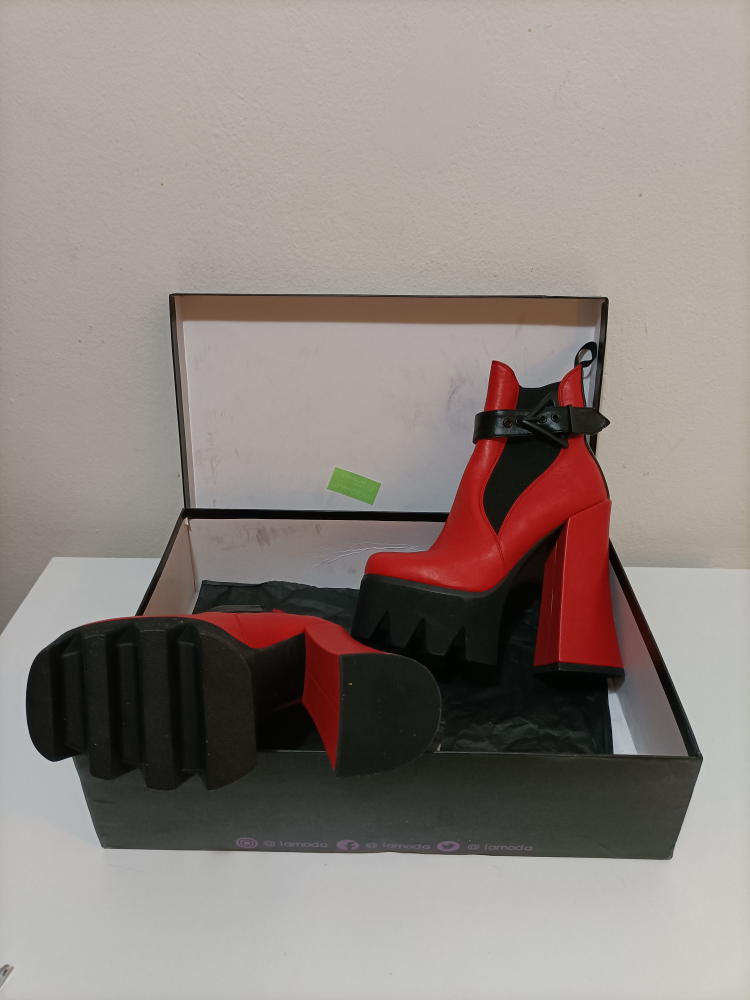 LAMODA BNIB - Chunky Platform size 5