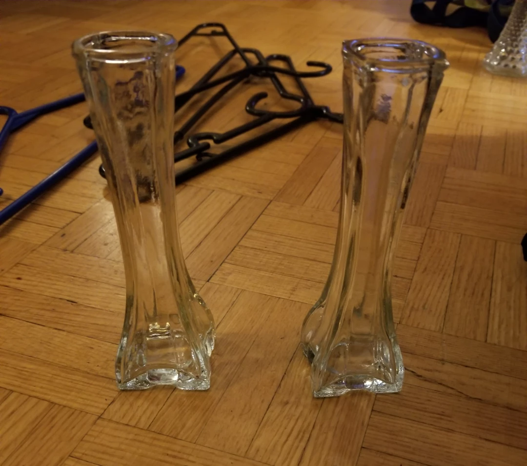 ❄2 tiny glass vases