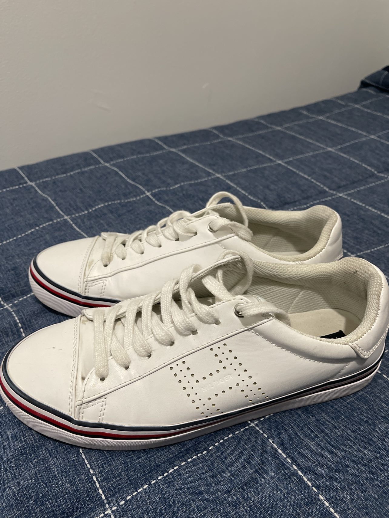 Tommy Hilfiger image indicator(2)