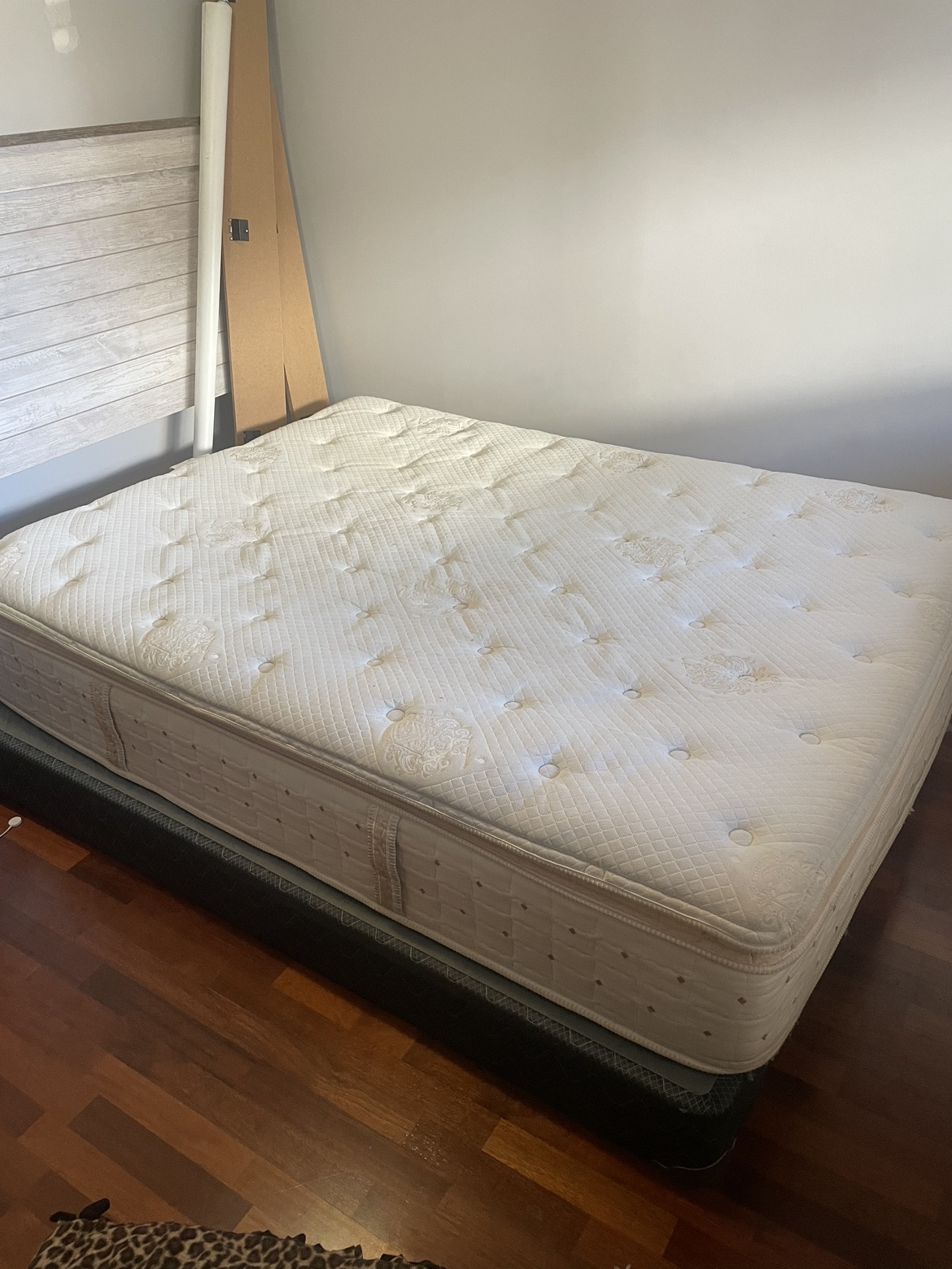 Serta QUEEN mattress and boxspring