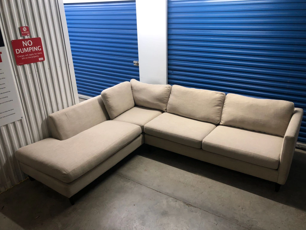 FREE DELIVERY 🚚💨4 SEATER LIGHT BEIGE MODERN SECTIONAL SOFA/COUCH image indicator(2)