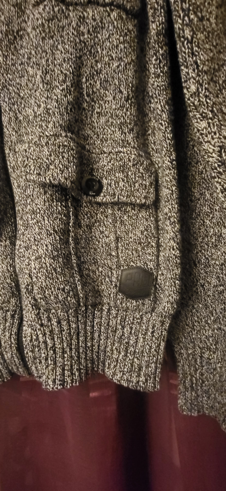 #freecycle #tistheseason  Nice men's zippered sweater. image indicator(3)