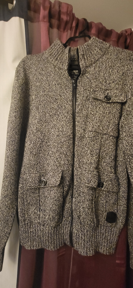 #freecycle #tistheseason  Nice men's zippered sweater. image indicator(4)