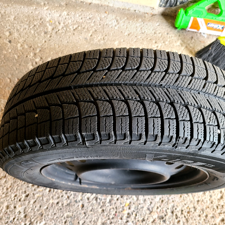 Set of 4 Michelin X -Ice Winter tires with rim 216 60 R16