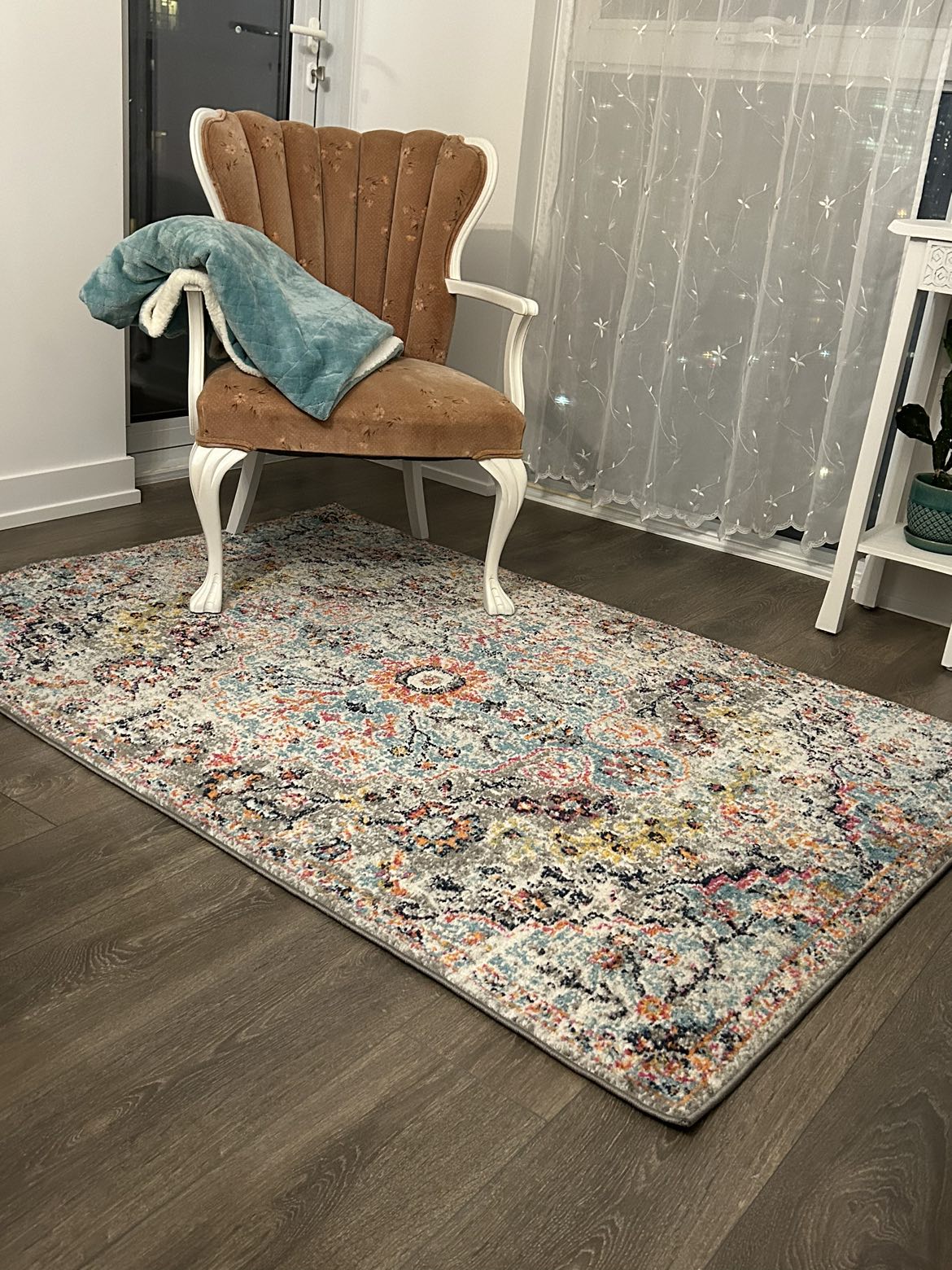 BRAND NEW 3’11” X 5’7” area rug