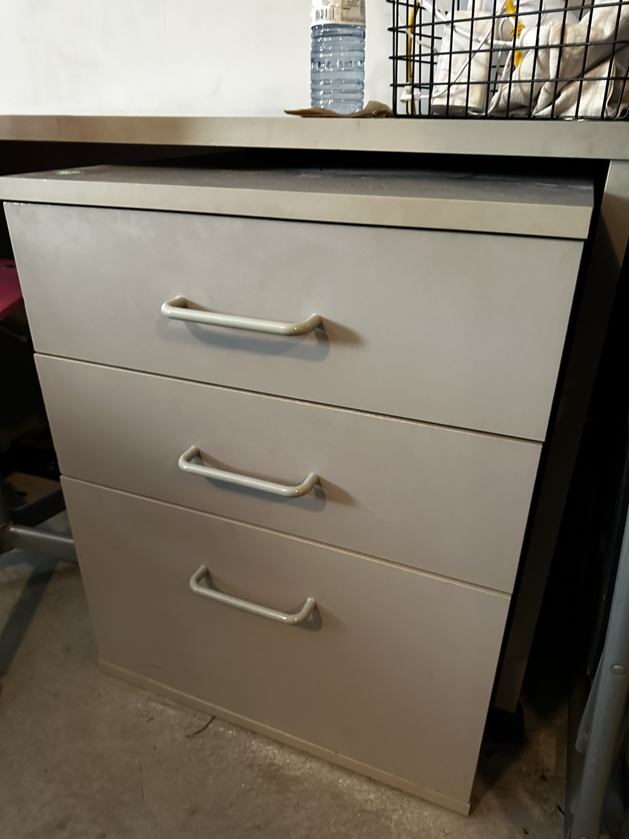 Desk with chair and drawers. - photo 3