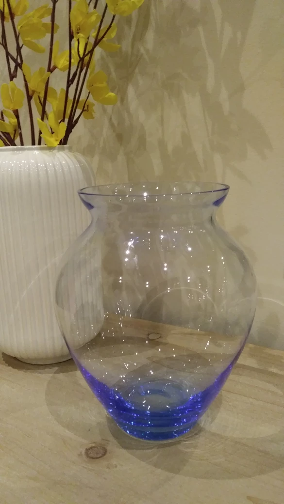 🏒 Pretty Blue Glass Vase thumbnail