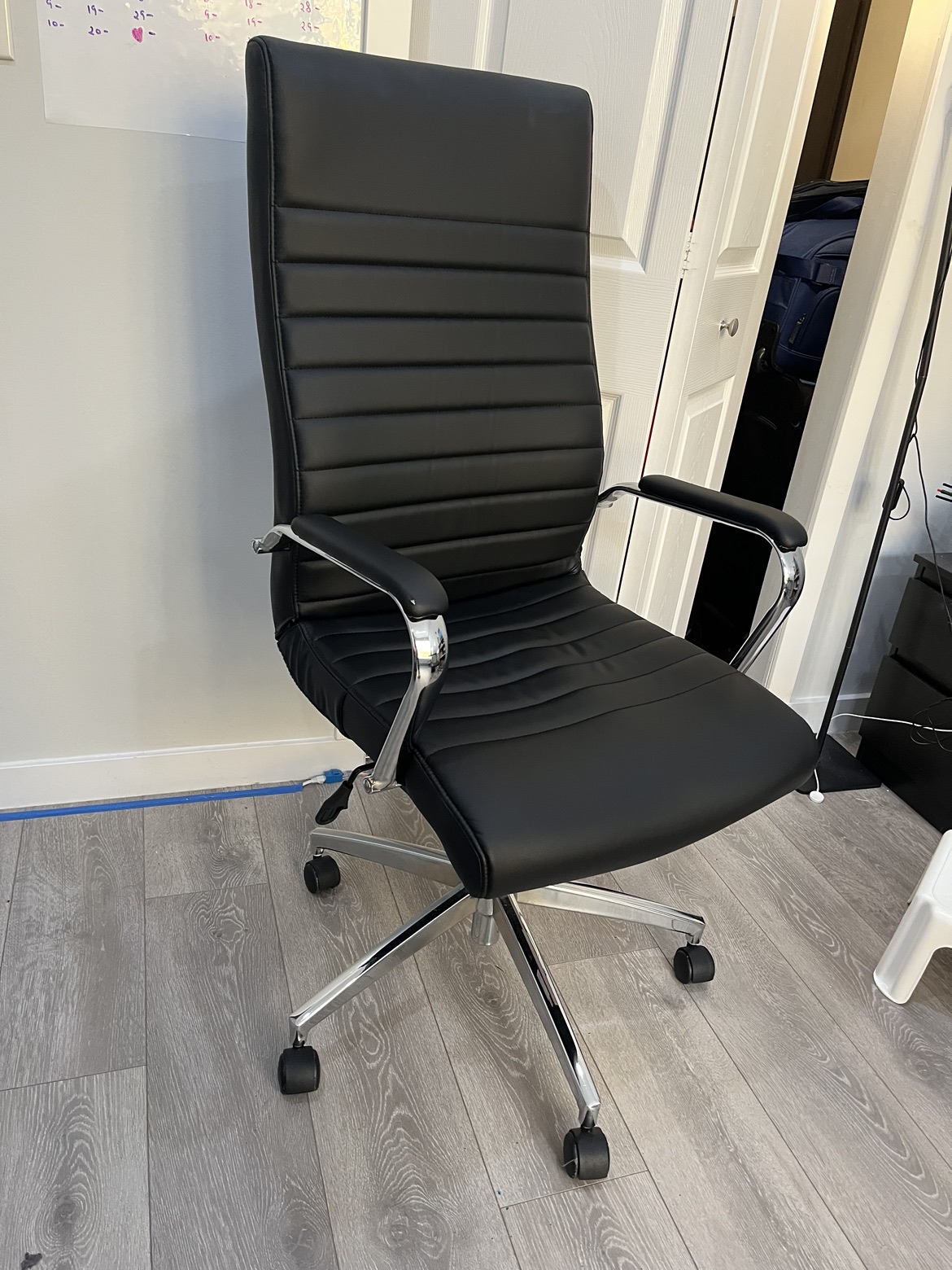 Staples Bentura Bonded Leather Manager chair Black image indicator(2)