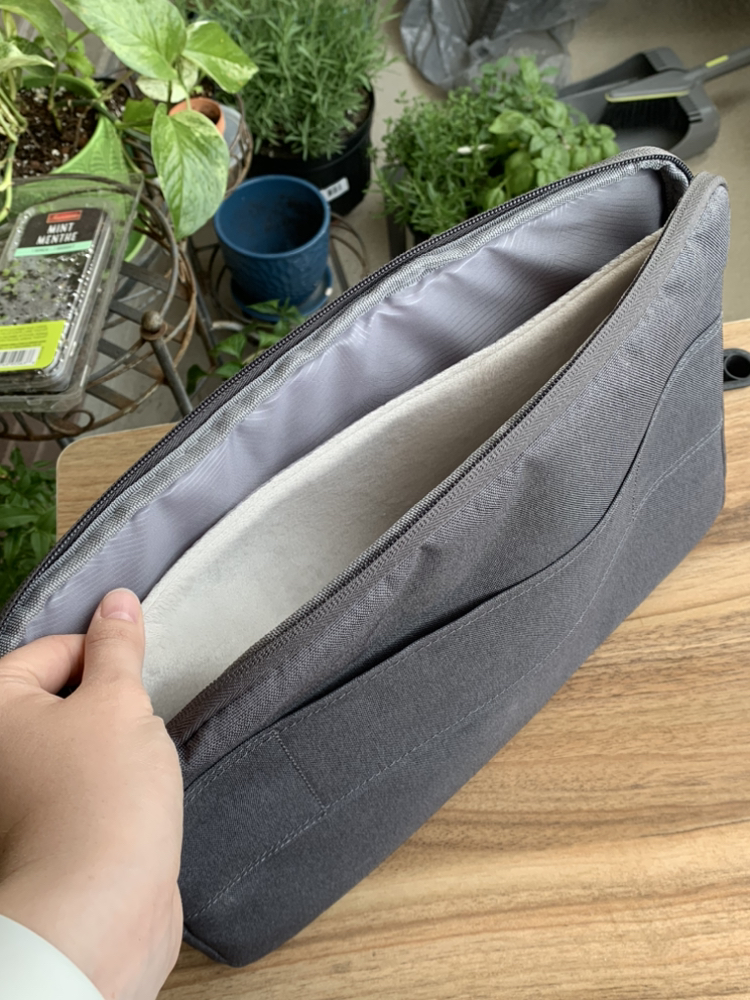 Air HongKong Laptop sleeve image indicator(3)