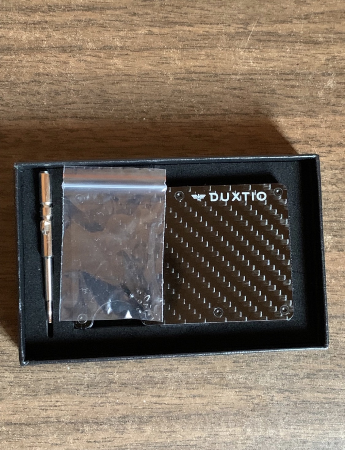 Carbon fibre Smart Wallet image indicator(3)