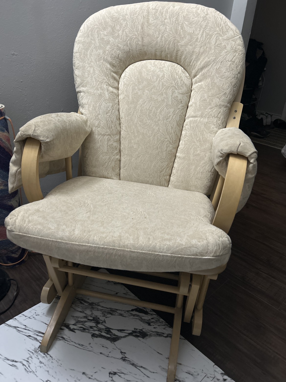 Rocking chair (good condition) ❄️