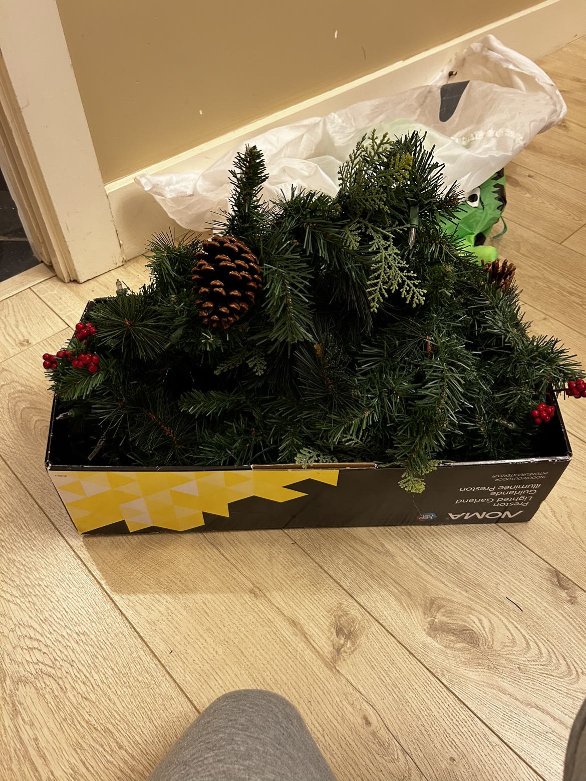GUC Pre-Lit Garland