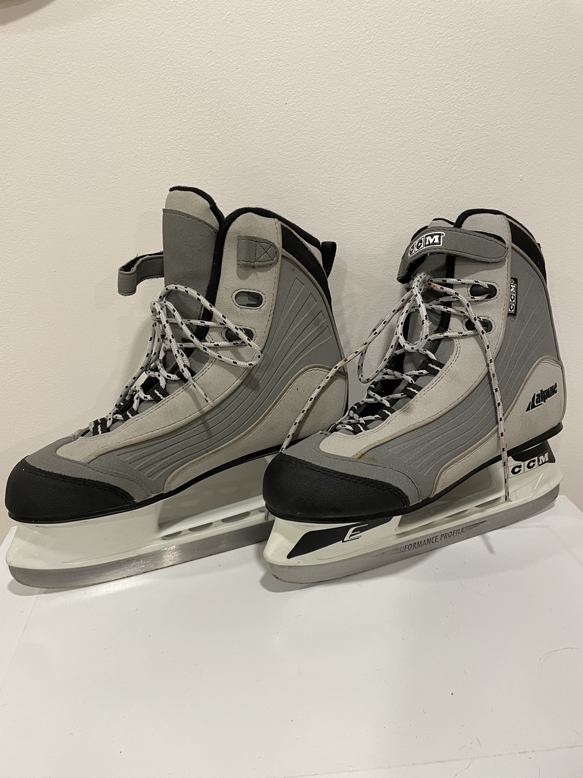 Free skates, mens size 8 image indicator(2)