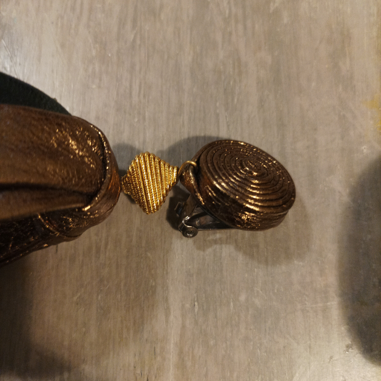 Clip earrings image indicator(8)