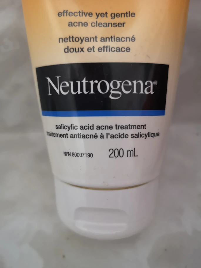 Neutrogena Oil Free Creamy Acne Treatment Cleanser image indicator(2)