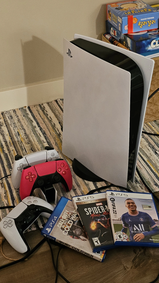 ps5 + charging station + 3 controllers + 3 games - photo 2