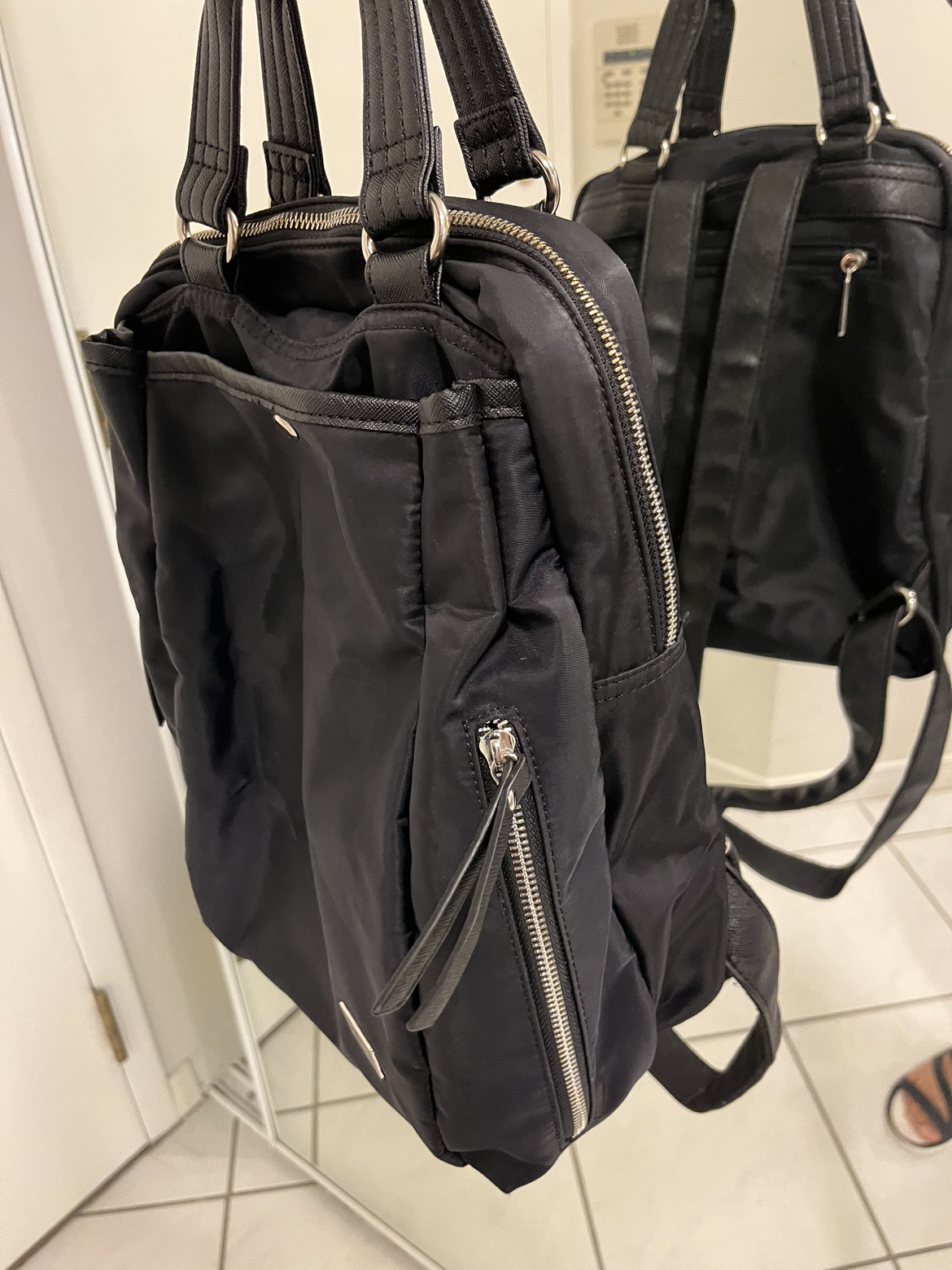 Roots medium backpack image indicator(3)