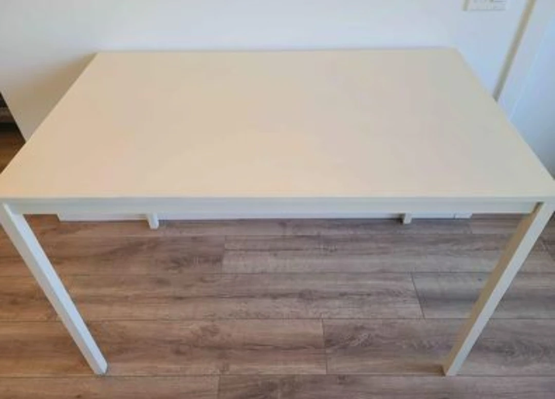 🎁 Satin white dining table