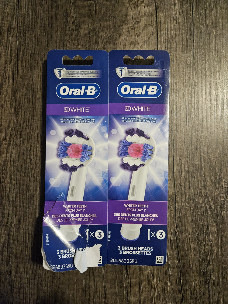 Oral B 3D White Toothbrush Replacement Brush Head thumbnail