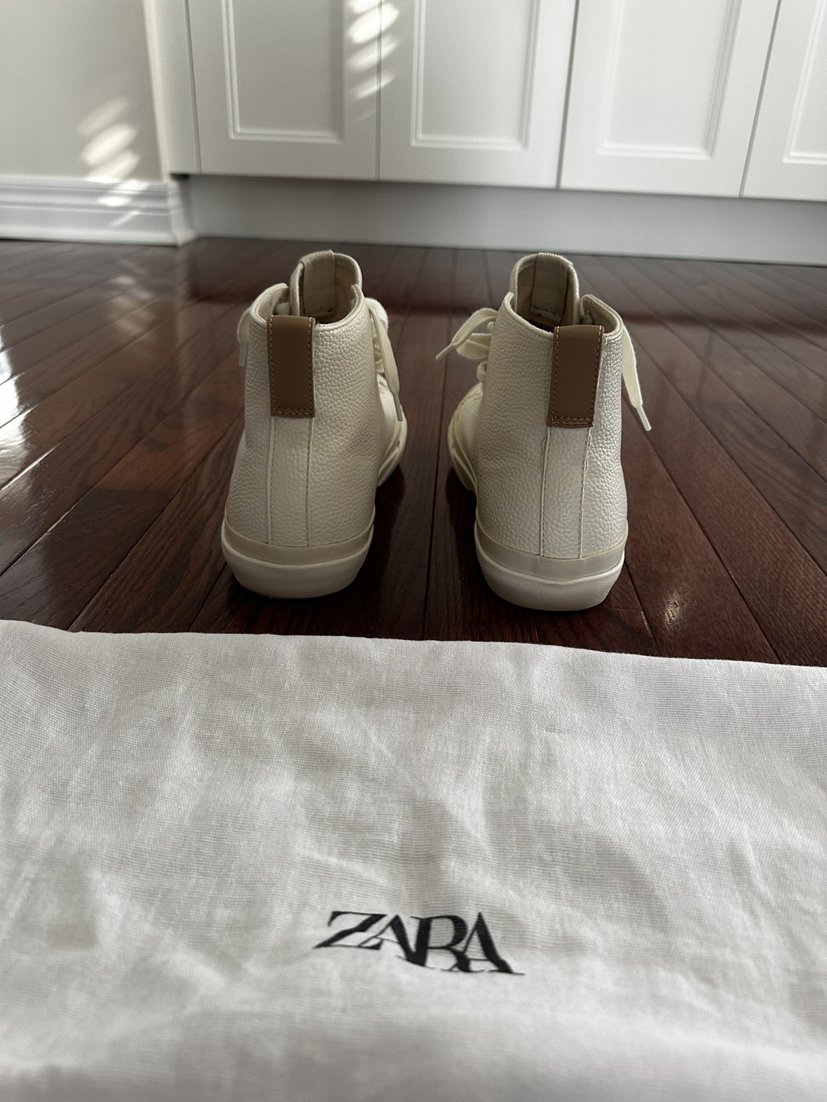 WORN ONCE Size 8-9 high top Sneakers with dust bag - photo 4