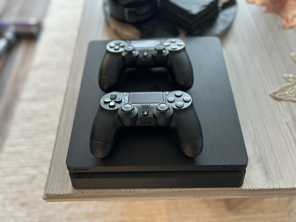 PlayStation 4 Slim (PS4) & two controllers - photo 2