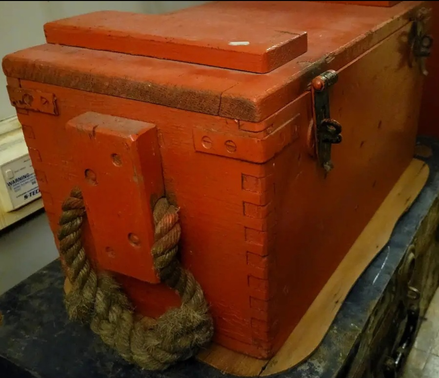 ANTIQUE MARINE SAILOR TRUNK