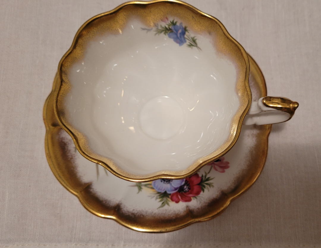 Vintage Royal Albert Goldcrest series teacup set image indicator(2)