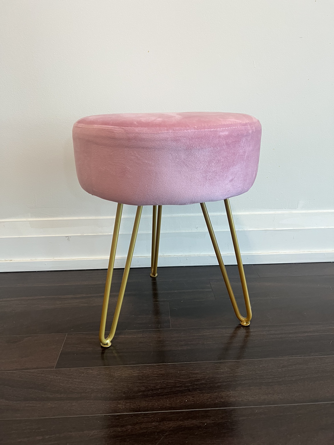Pink round chair
