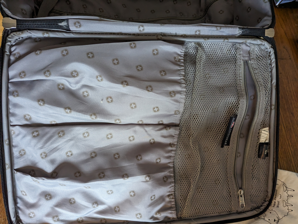 20" Swiss Army suitcase - photo 2