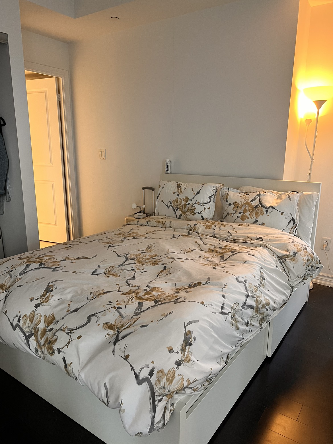 Double bed (mattress + bed frame)