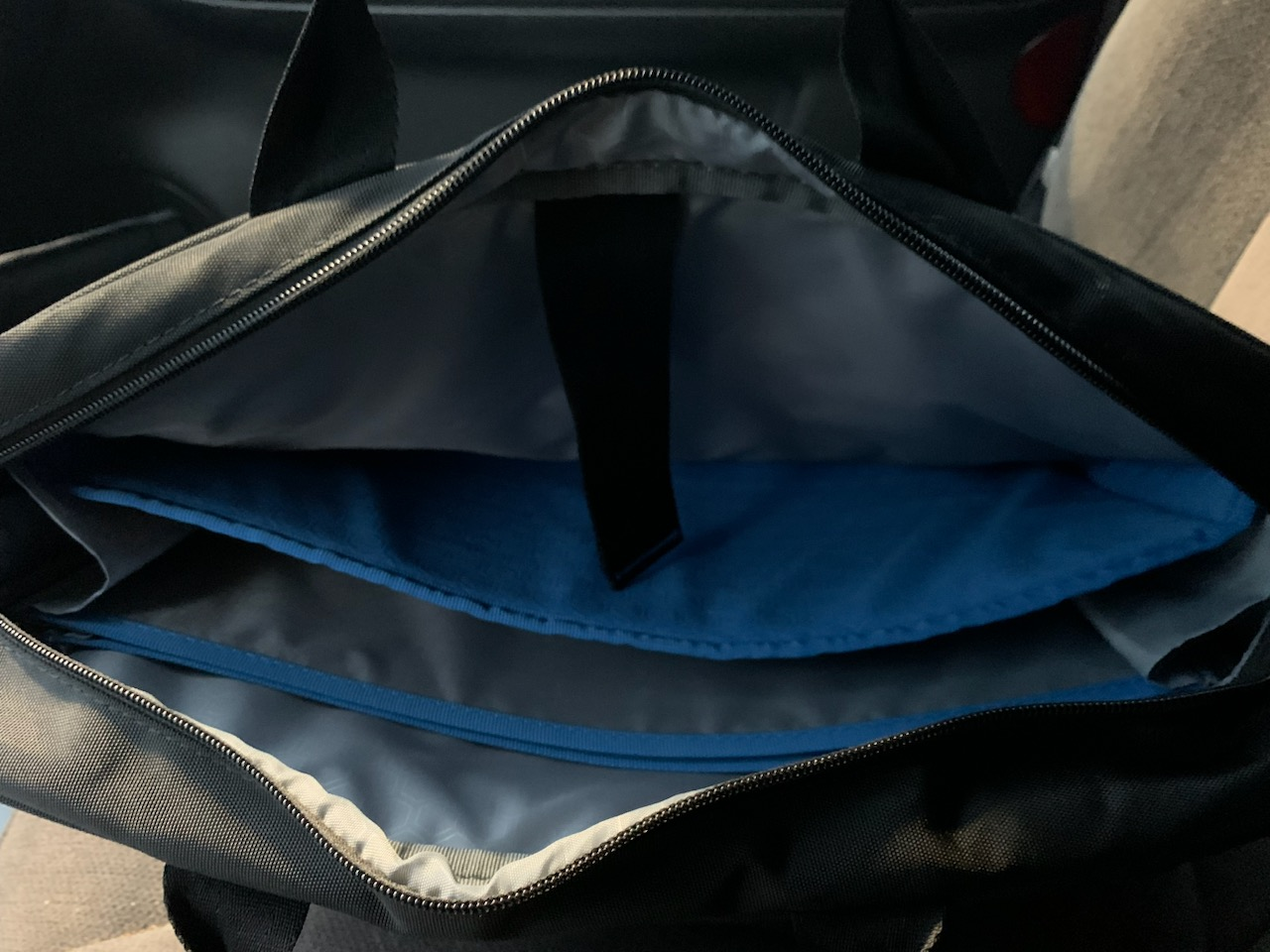 Gently used Dell Laptop briefcases image indicator(2)