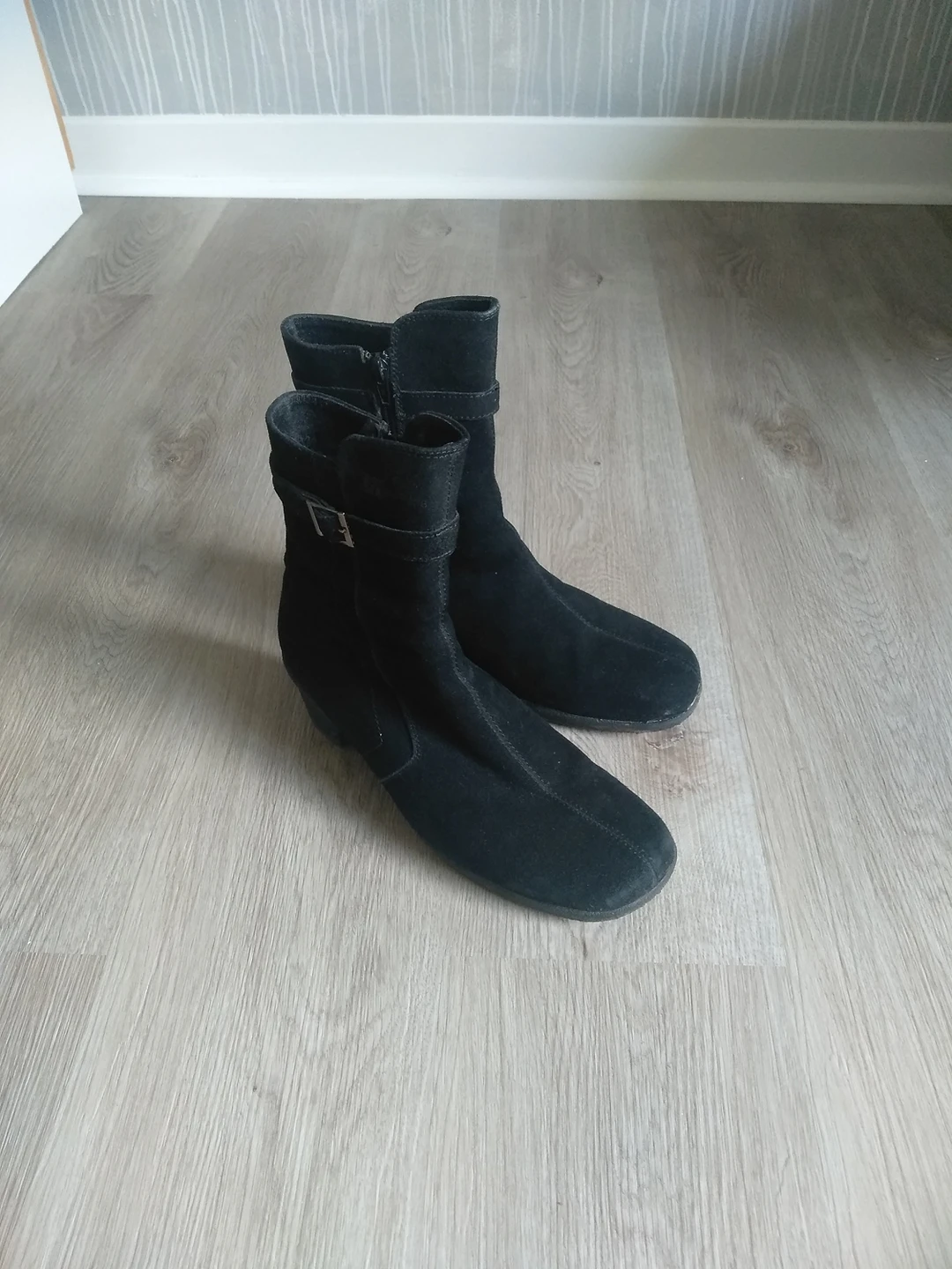 8.5 Suede boots image indicator(5)