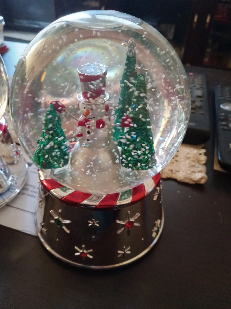 Musical Christmas Snow Globes thumbnail