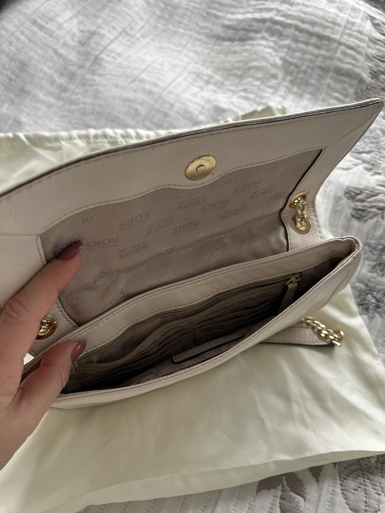 Michael Kors crossbody clutch in soft cream leather image indicator(3)