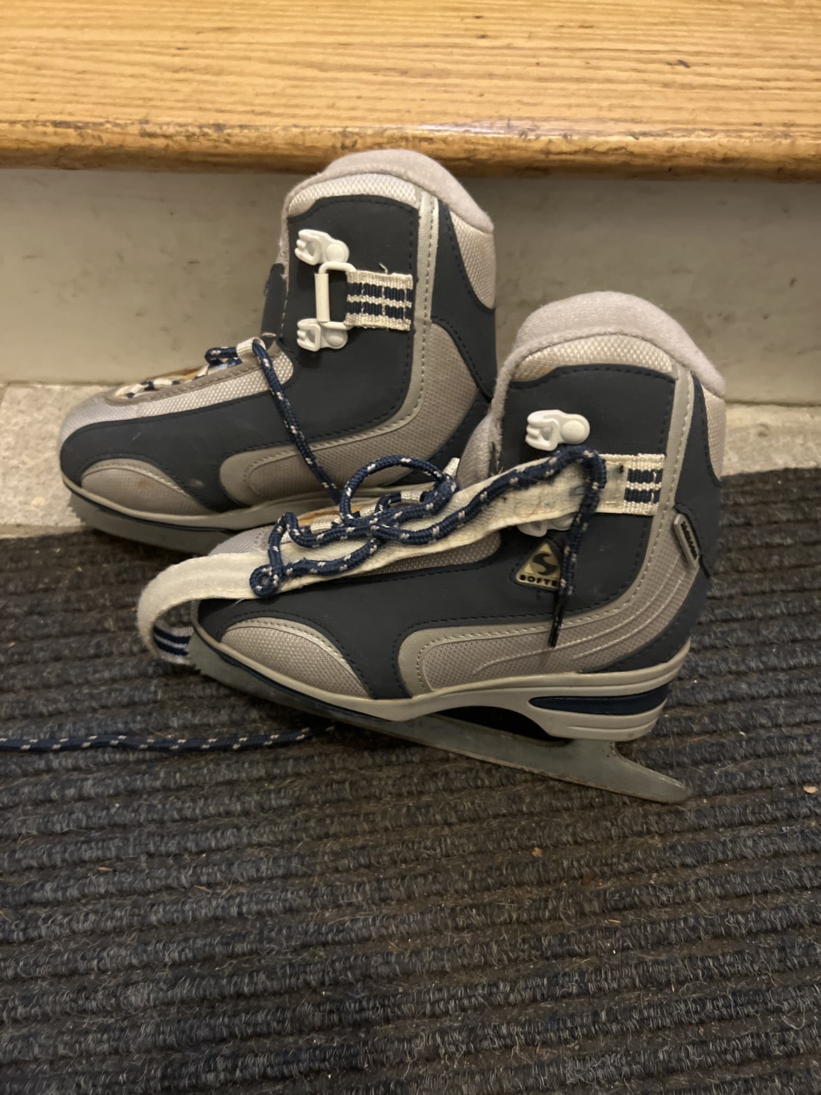 Youth size 2 ice skate