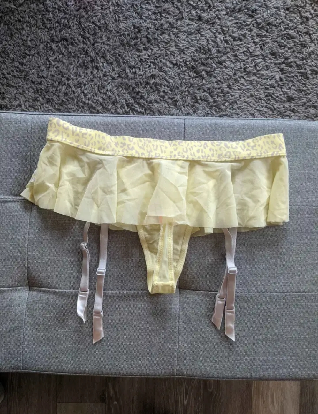 Thong garter BNWT image indicator(4)