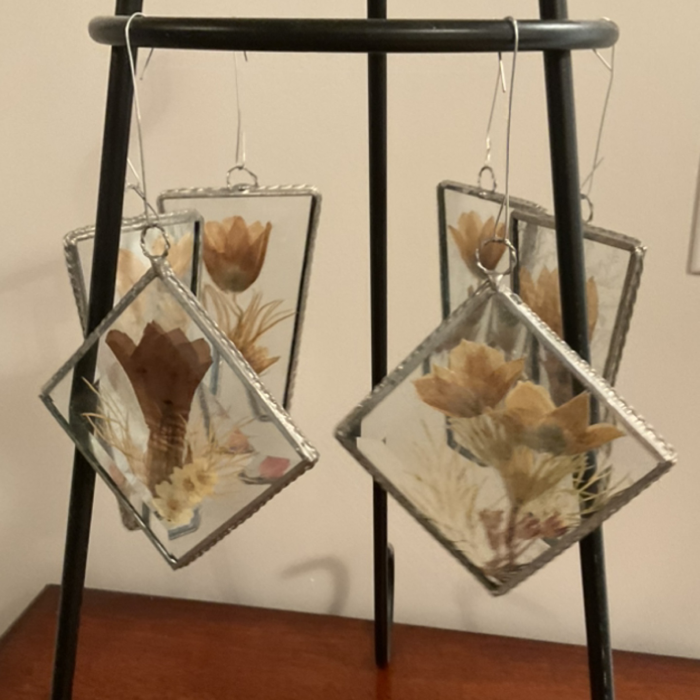 ⭐️ 5 Beautiful Delicate Vintage Pressed Flower Sun Catchers thumbnail