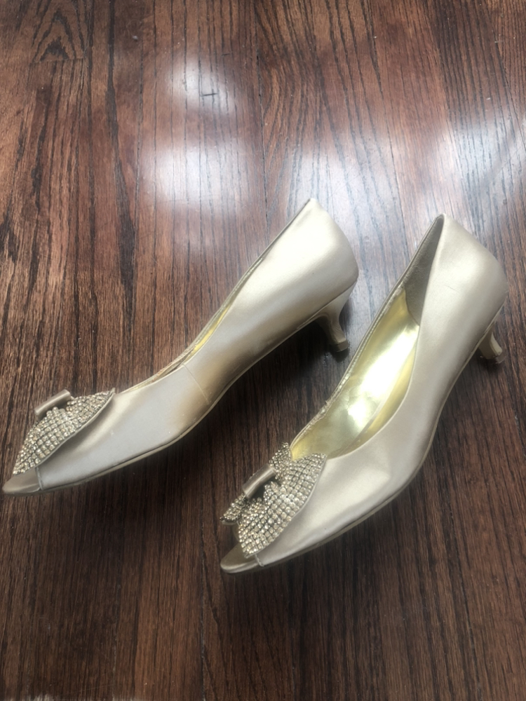 Golden color shoes image indicator(2)