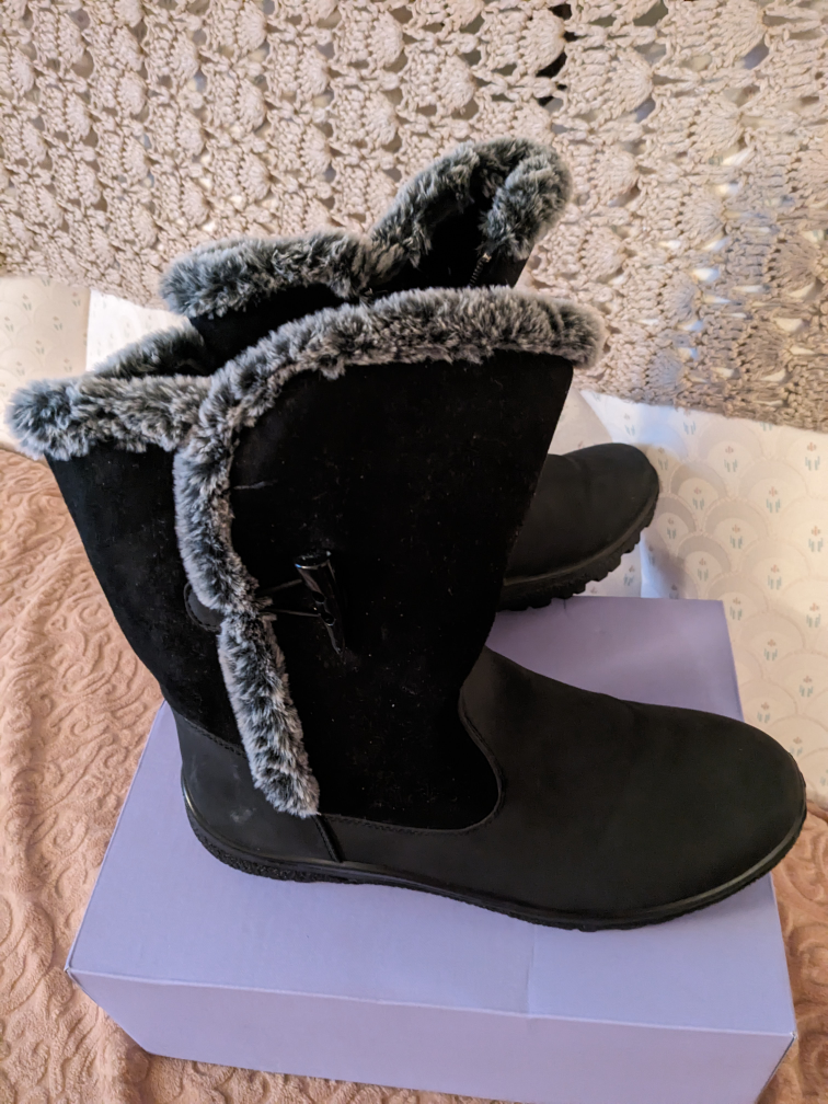 ladies size 10 winter boots. bew