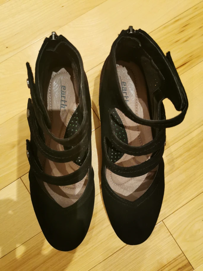 Cute NEW black suede shoes with small heel image indicator(4)