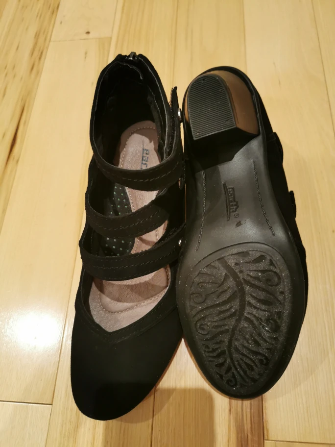 Cute NEW black suede shoes with small heel image indicator(6)
