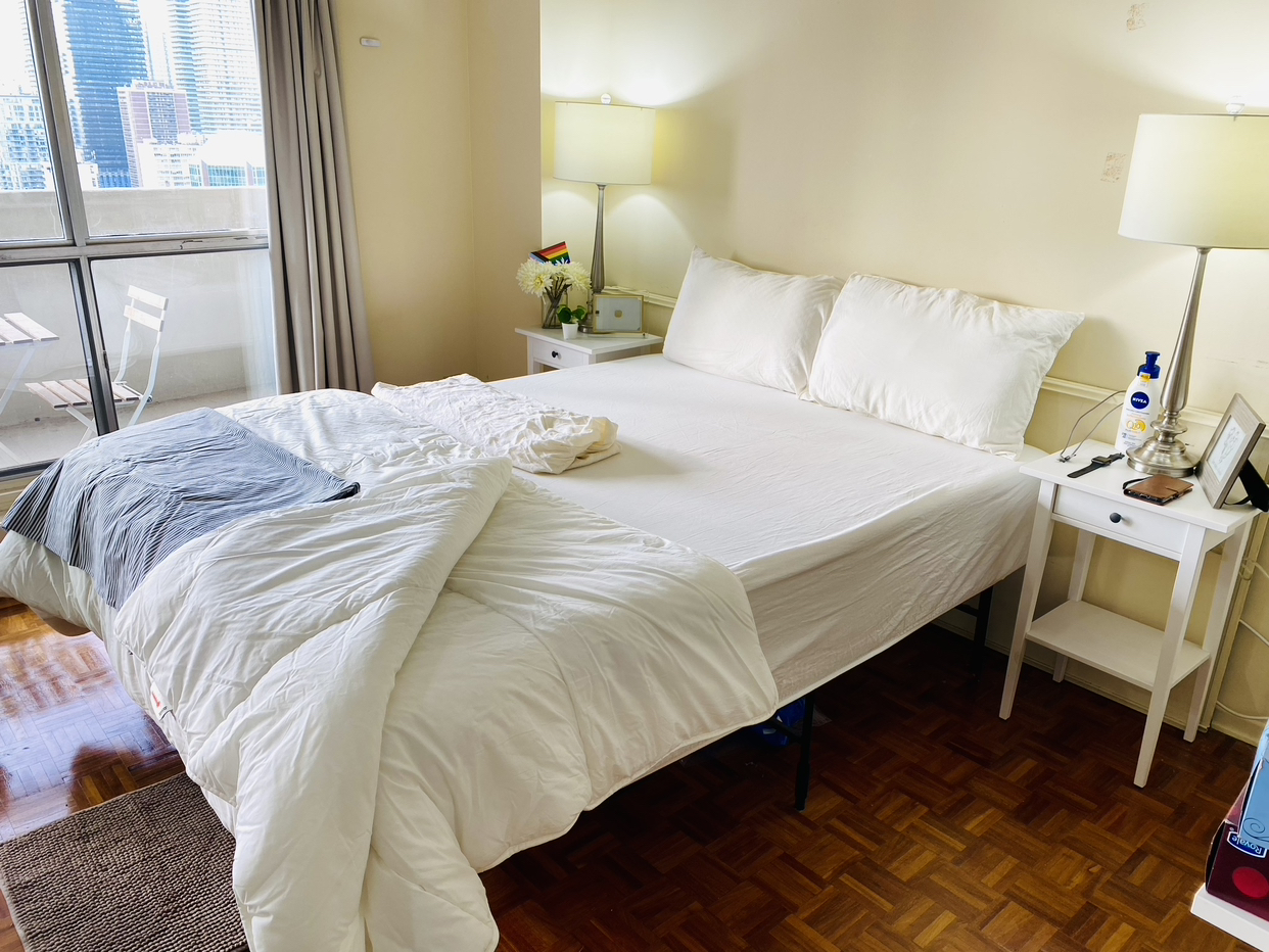 Queen (mattress+protector+bed-frame) +duvet +nightstand +lamps - photo 3