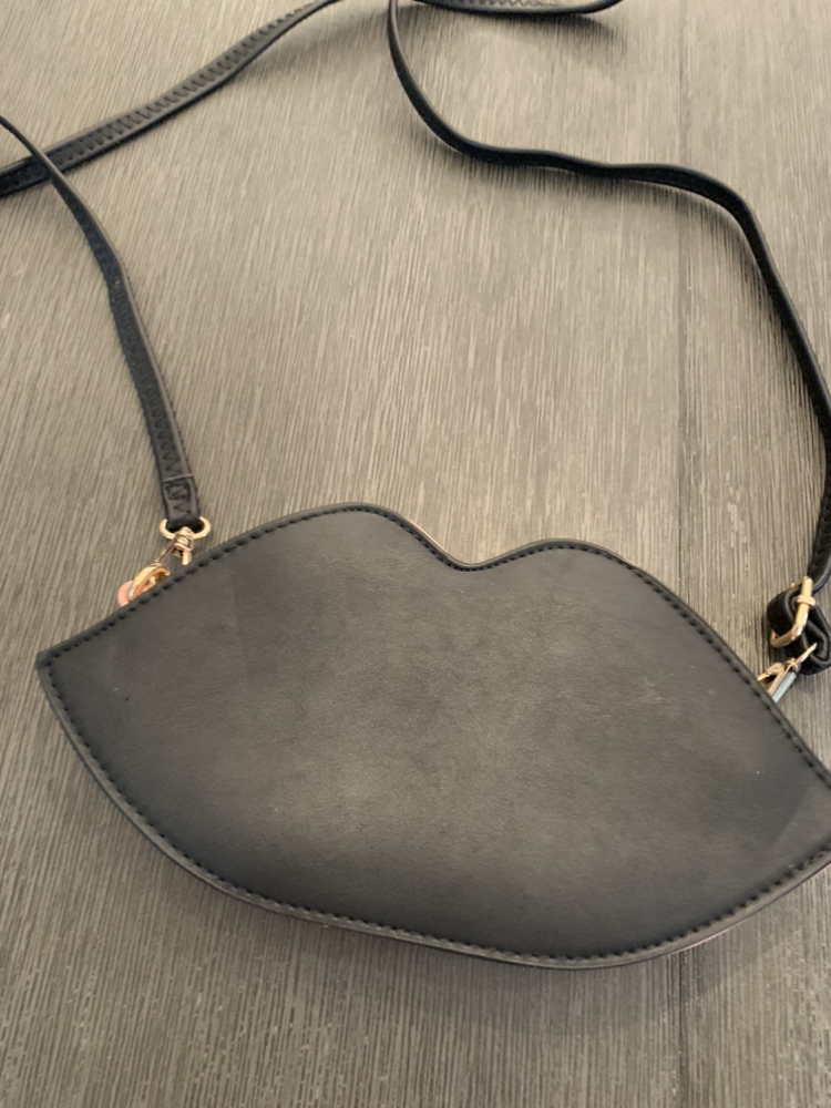 Eclectic lip shaped purse image indicator(2)