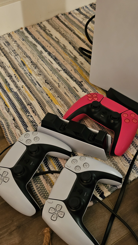 ps5 + charging station + 3 controllers + 3 games