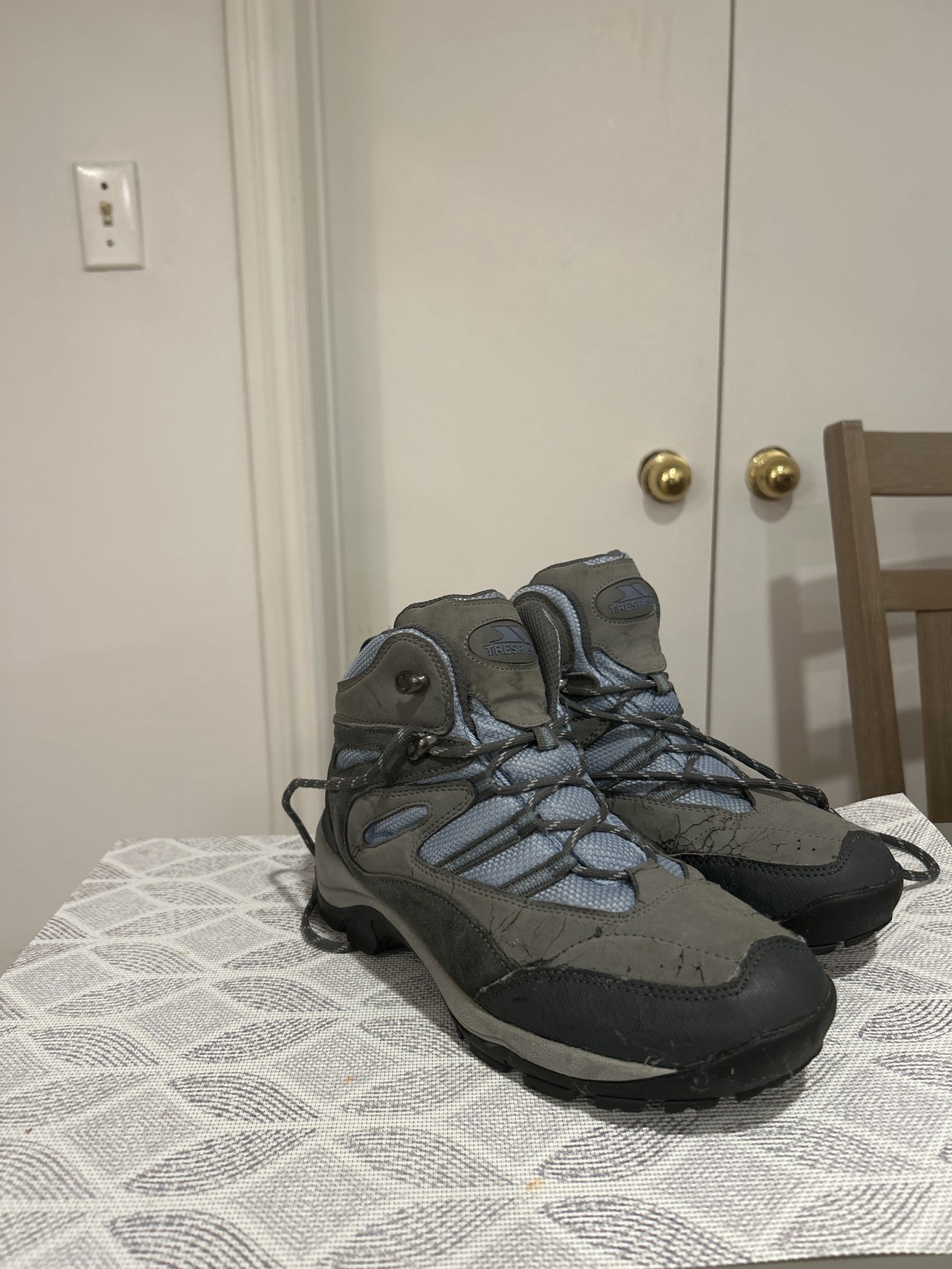 Women’s Hiking Boots thumbnail